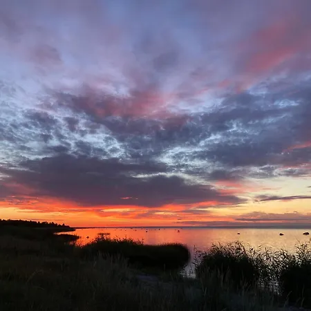 Marika Puhkekuela - Nurgatalu Oeoemaja 